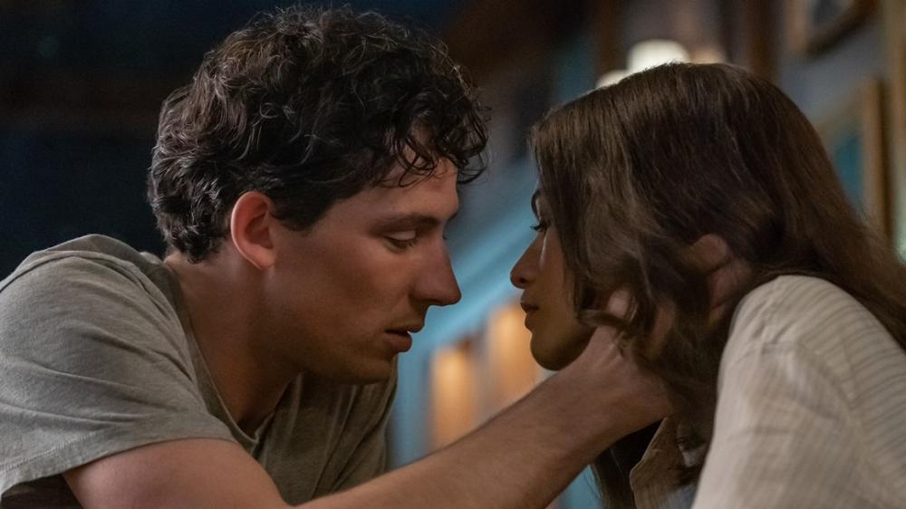 Josh O'Connor como Patrick Zweig e Zendaya como Tashi Duncan em 