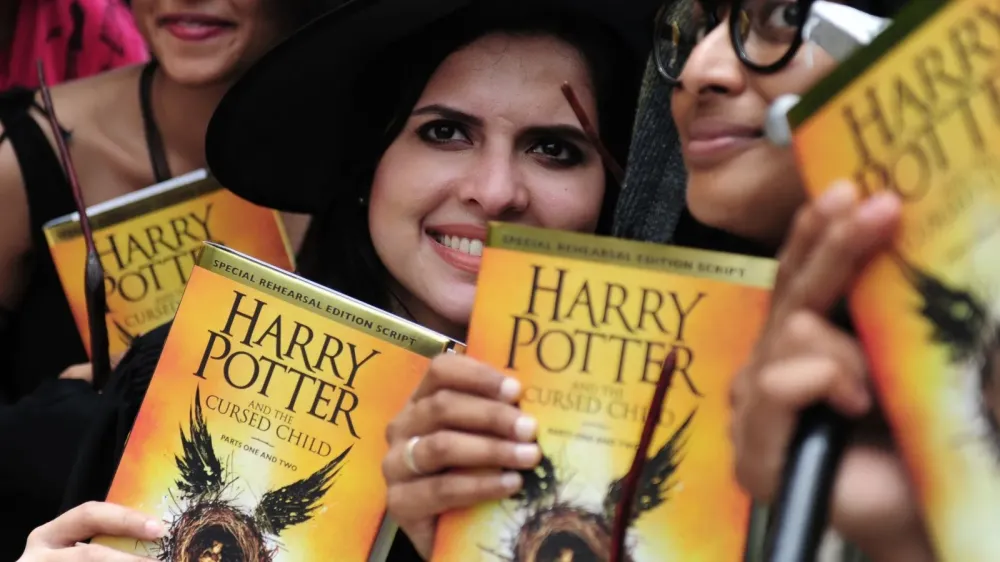 Mulher segura o livro 