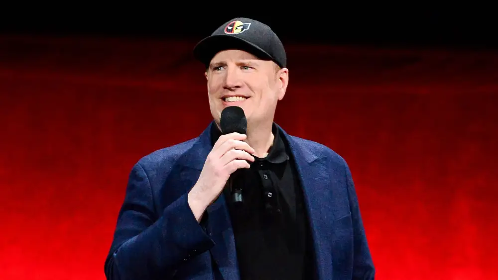 Kevin Feige, presidente da Marvel Studios, utiliza um chap&eacute;u tem&aacute;tico do filme 